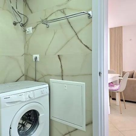 Apartment, Steps From Qerret