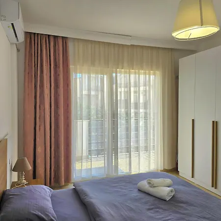 Apartment, Steps From Qerret Διαμέρισμα