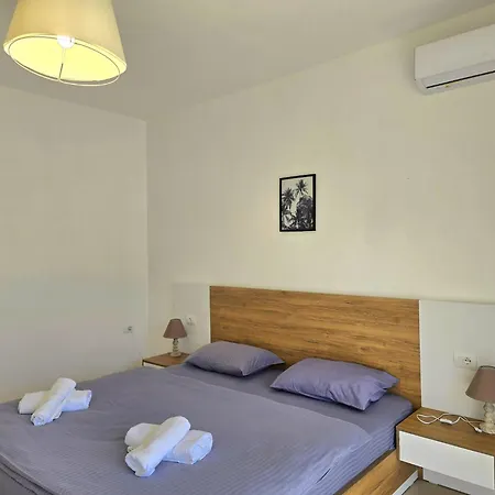 Διαμέρισμα Apartment, Steps From Qerret