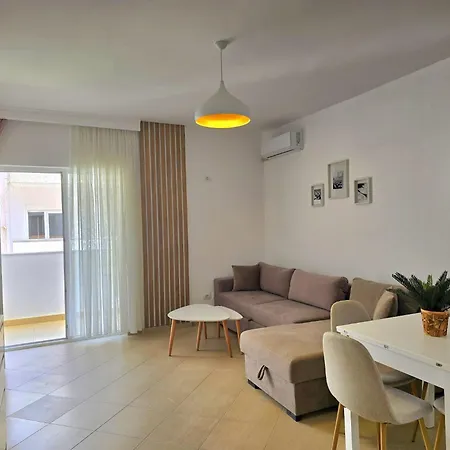 Διαμέρισμα Apartment, Steps From Qerret