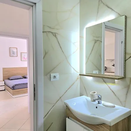 Διαμέρισμα Apartment, Steps From Qerret