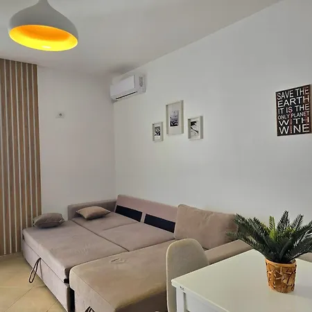 Apartment, Steps From Qerret Διαμέρισμα *